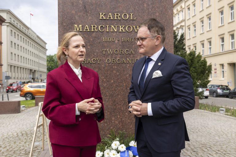 Złożenie kwiatów pod Pomnikiem Karola Marcinkowskiego