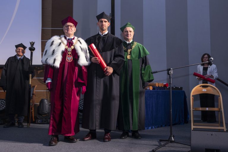 Wręczenie dyplomów i gratulacji