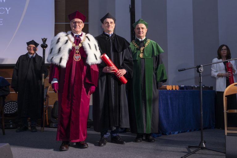 Wręczenie dyplomów i gratulacji
