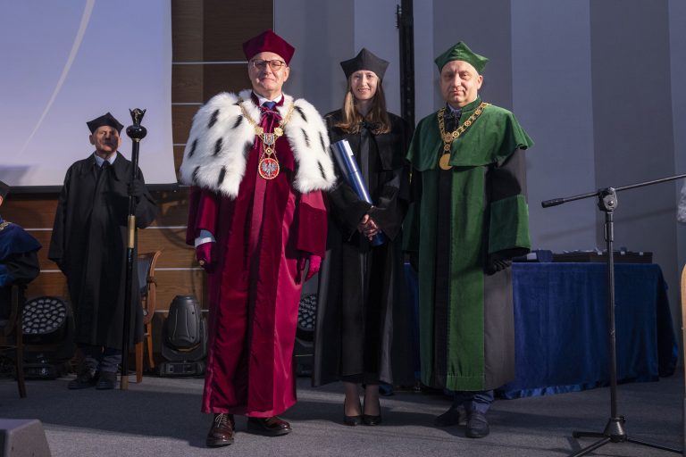 Wręczenie dyplomów i gratulacji
