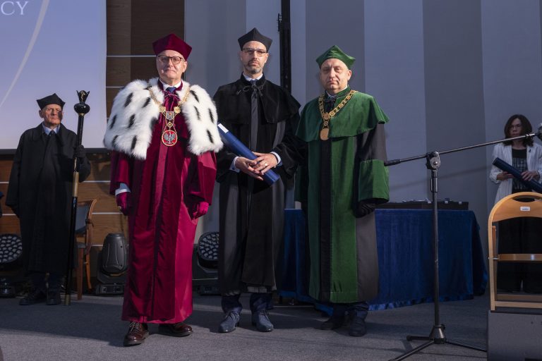 Wręczenie dyplomów i gratulacji
