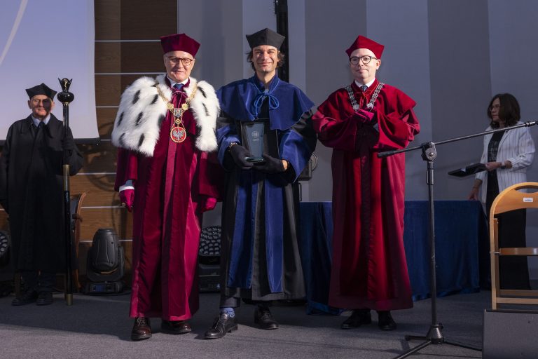 Wręczenie dyplomów i gratulacji