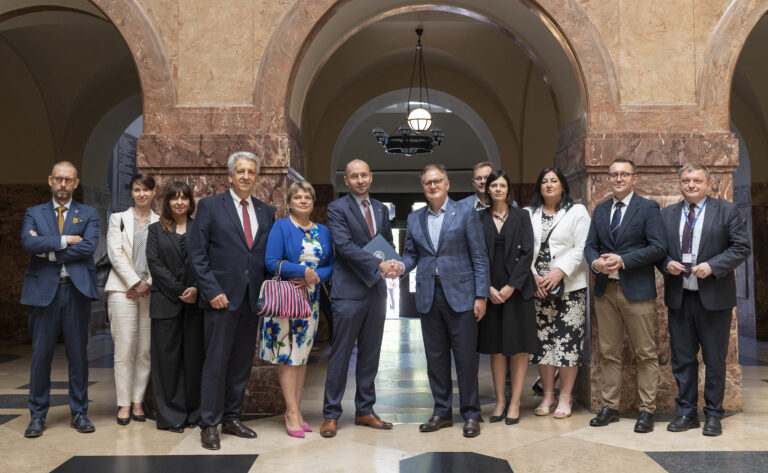 Uczestnicy uroczystości w holu Collegium Maius